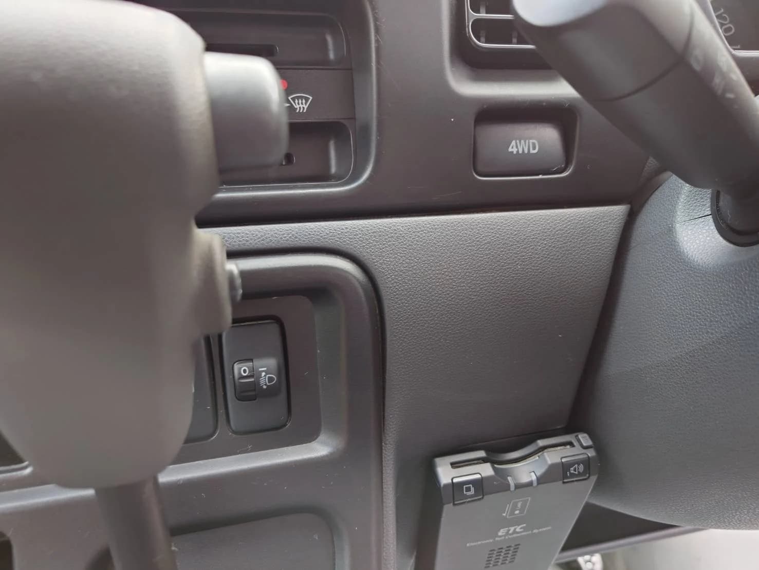 ダイハツ ハイゼットカーゴの4WD切替スイッチとETC車載器